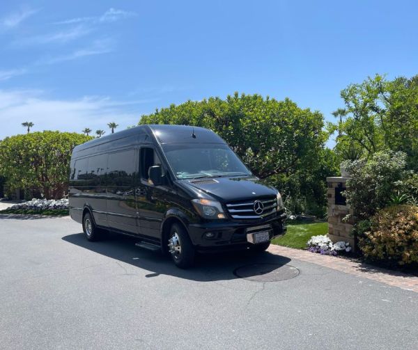 Skip the Stress: Why More Travelers in Anaheim Rely on Limo Services for Airport Transfers